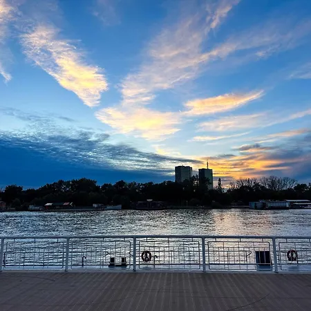 アパート Loft With Cinema & Foosball Sava View Old Town *